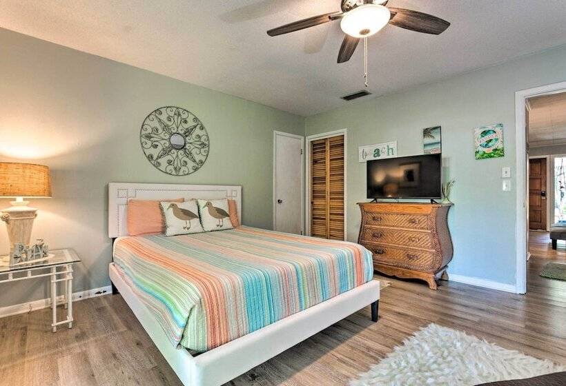 Walk To Beach: Fort Walton Coastal Retreat