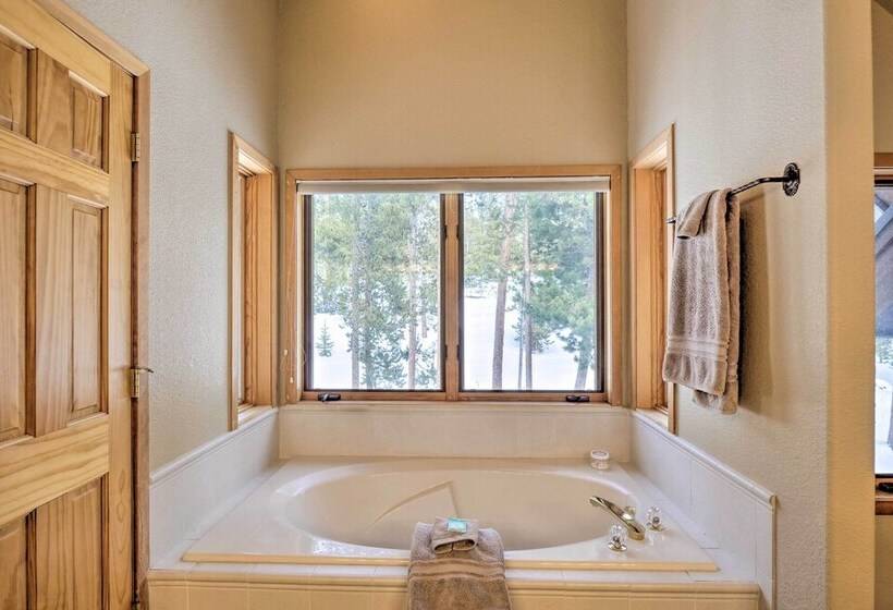 Grand Fraser Escape W/ Private Deck & Hot Tub