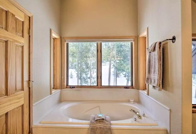 Grand Fraser Escape W/ Private Deck & Hot Tub