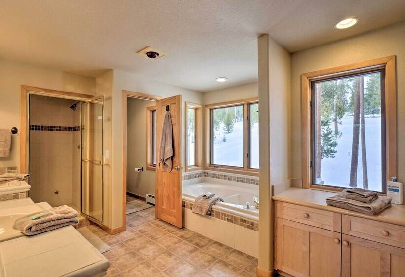 Grand Fraser Escape W/ Private Deck & Hot Tub