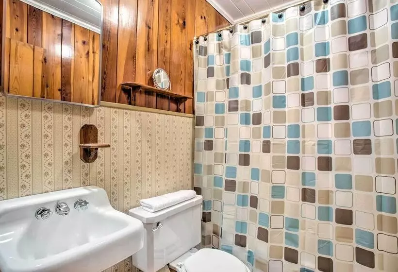 Dog Friendly Hendersonville Cabin: Deck & Views