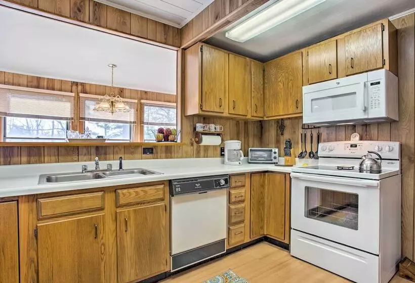 Dog Friendly Hendersonville Cabin: Deck & Views