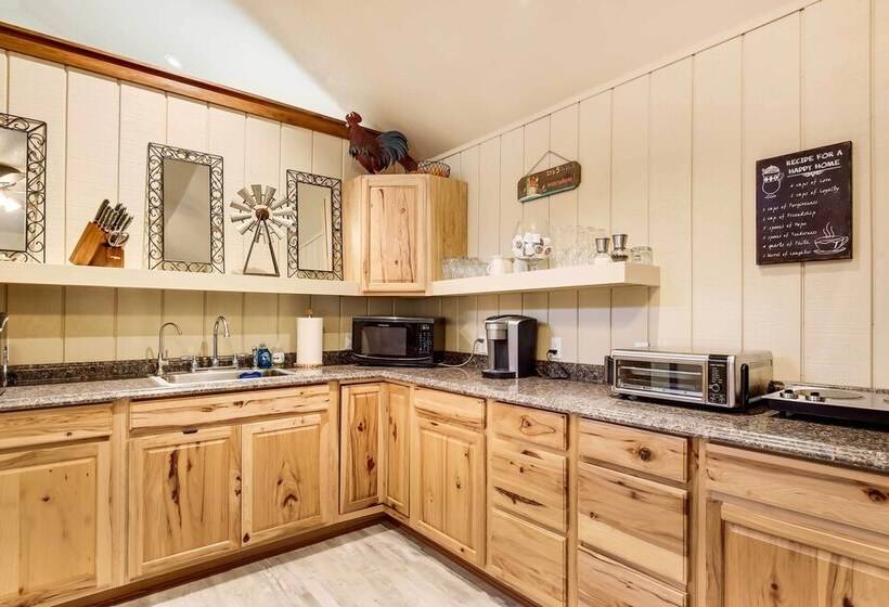 Lakehills Cabin With Fire Pit, Near Medina Lake!