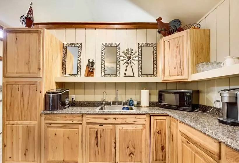 Lakehills Cabin With Fire Pit, Near Medina Lake!