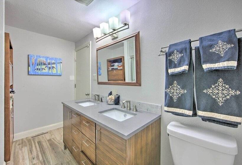 Malakoff Lakefront Home: Golf Course On Site!