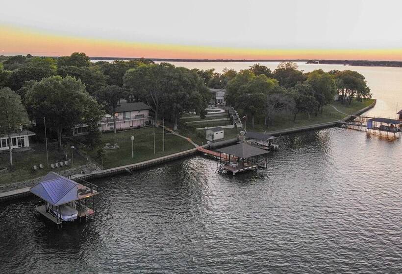 Malakoff Lakefront Home: Golf Course On Site!