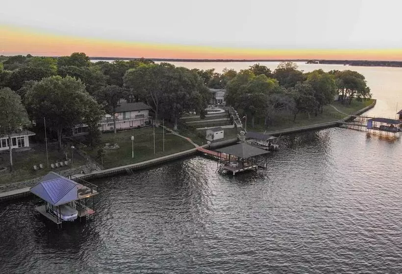 Malakoff Lakefront Home: Golf Course On Site!