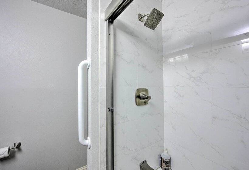 Malakoff Lakefront Home: Golf Course On Site!