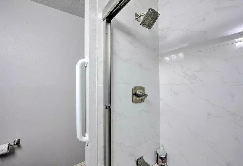 Malakoff Lakefront Home: Golf Course On Site!