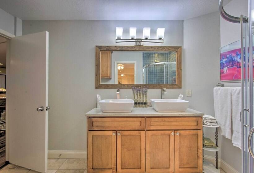 Malakoff Lakefront Home: Golf Course On Site!