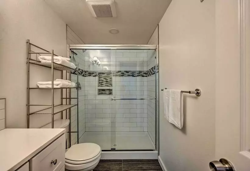 3 Mi To Olde Town Arvada: Modern Duplex W/ Patio!