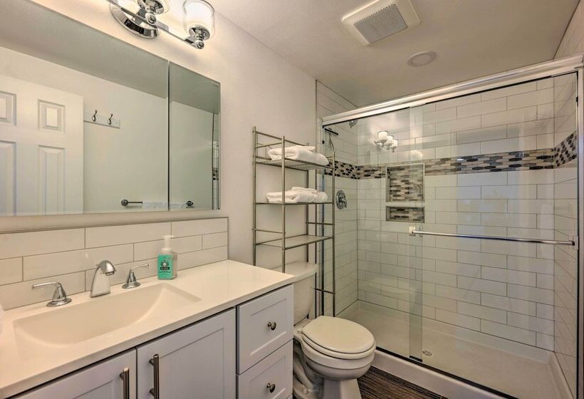 3 Mi To Olde Town Arvada: Modern Duplex W/ Patio!