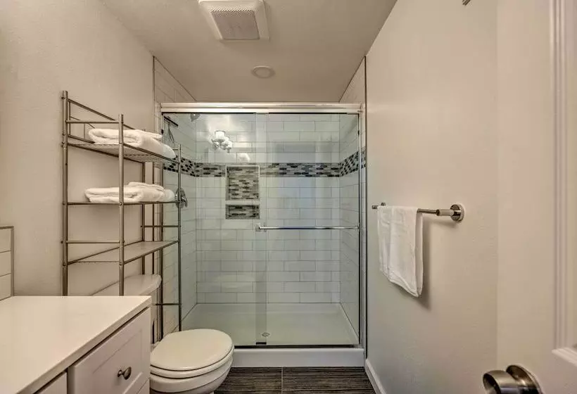 3 Mi To Olde Town Arvada: Modern Duplex W/ Patio!