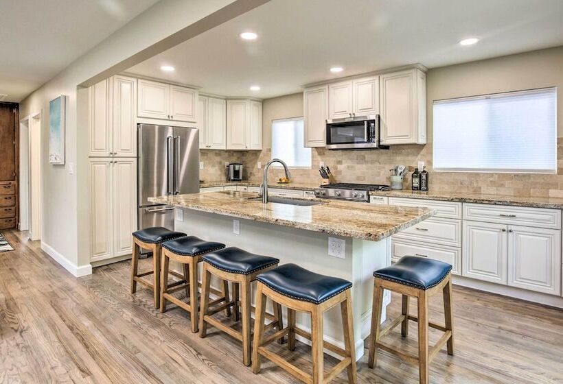 Coastal Carlsbad Home: 1 Mi To Beach & Downtown