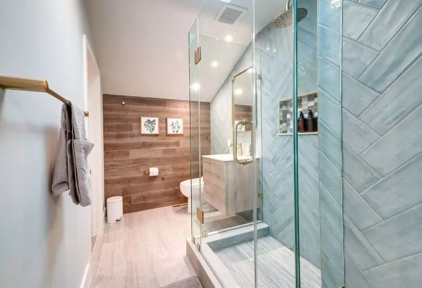 Modern North Potomac Home W/ Furnished Deck!