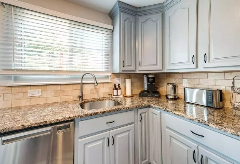 Modern North Potomac Home W/ Furnished Deck!