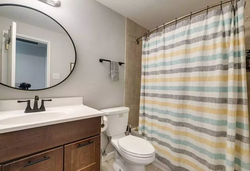 Modern North Potomac Home W/ Furnished Deck!