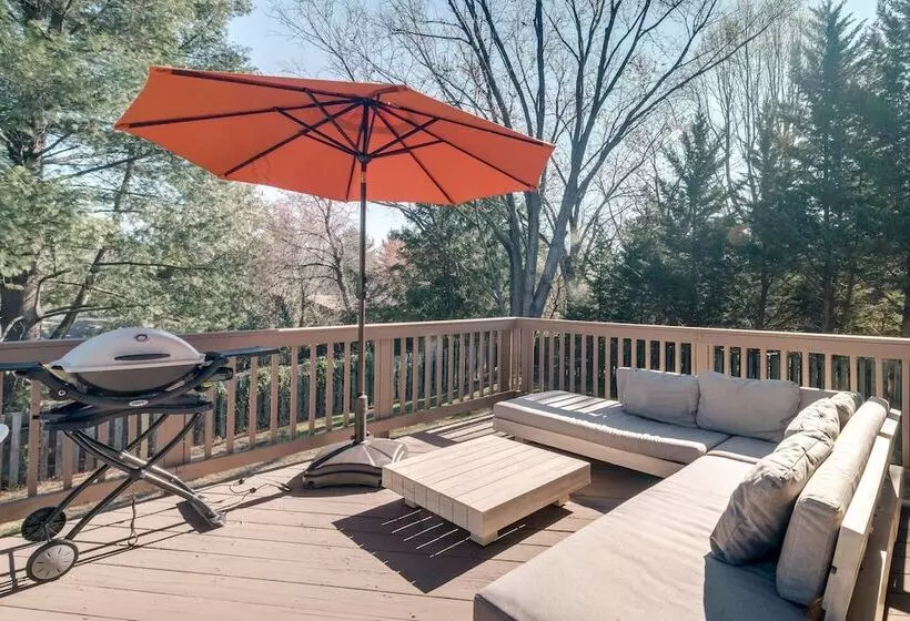 Modern North Potomac Home W/ Furnished Deck!