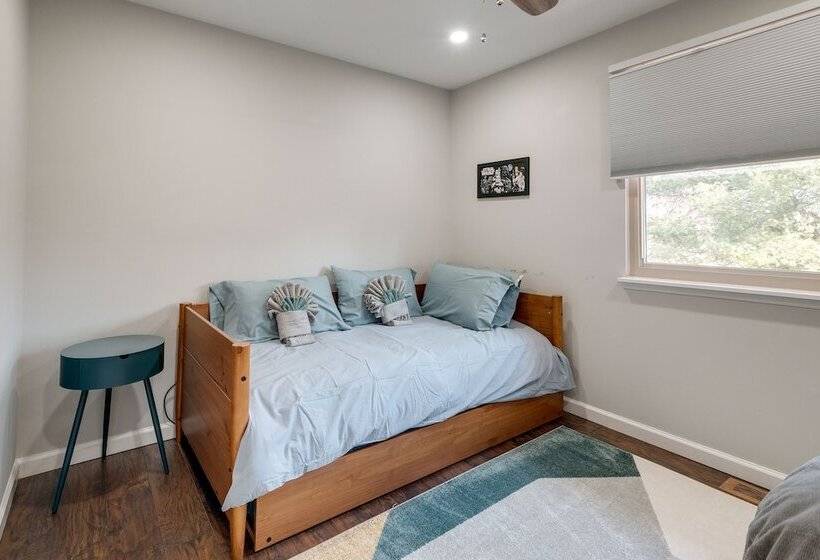 Modern North Potomac Home W/ Furnished Deck!