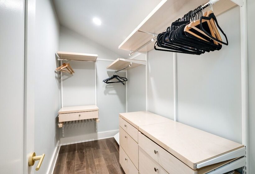 Modern North Potomac Home W/ Furnished Deck!