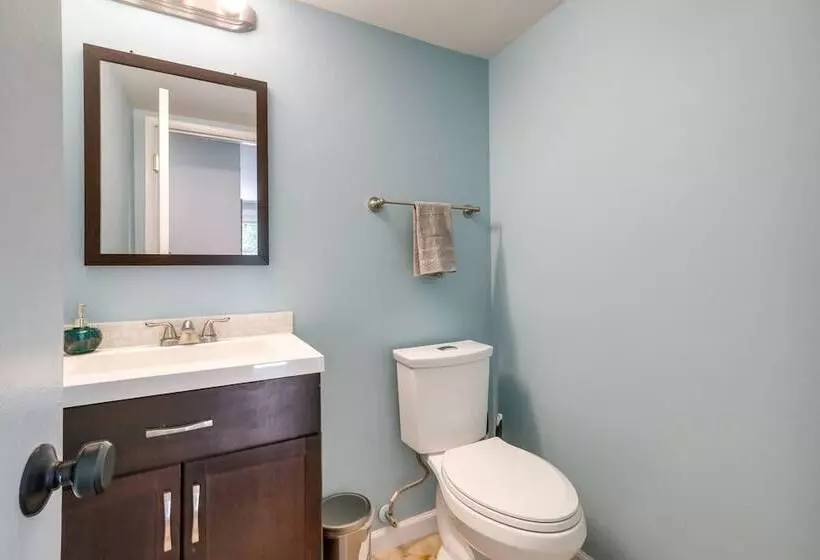 Modern North Potomac Home W/ Furnished Deck!