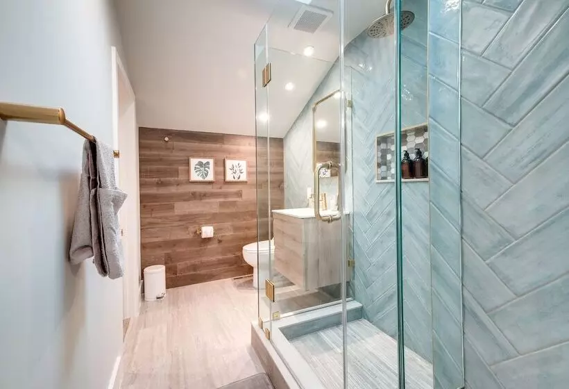 Modern North Potomac Home W/ Furnished Deck!