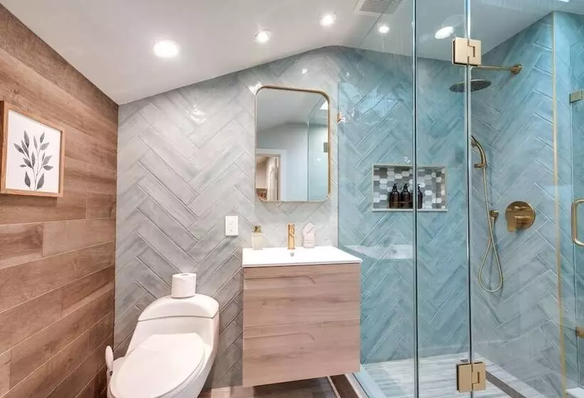 Modern North Potomac Home W/ Furnished Deck!