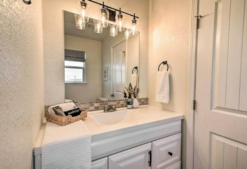 Modern Oasis W/ Grill And Deck Walk To Beach!