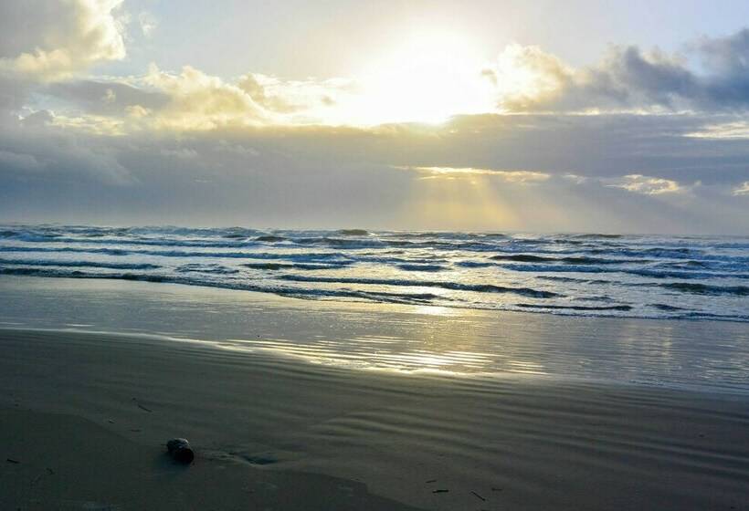 Modern Oasis W/ Grill And Deck Walk To Beach!