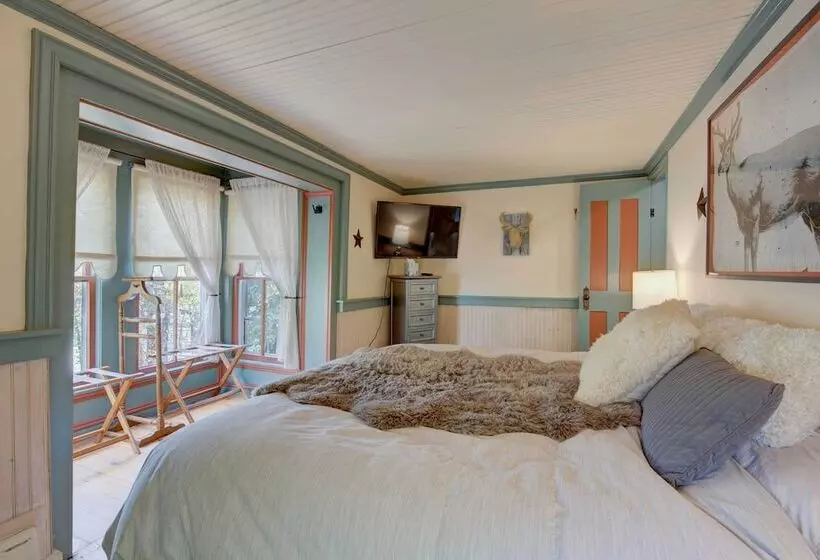 Historic Breck Cabin W/ Hot Tub: Walk To Main St!