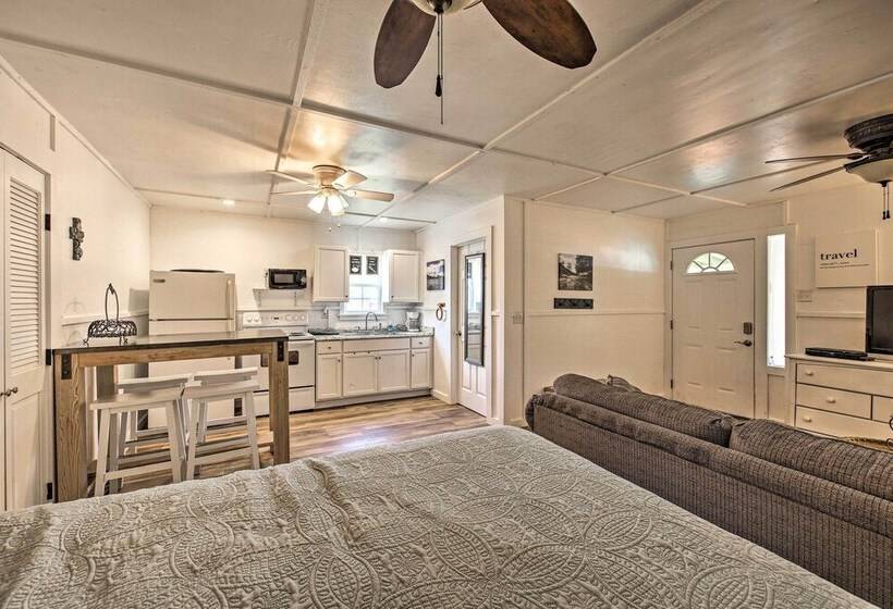 Pet Friendly Canyon Lake Studio: Fish, Boat, Relax