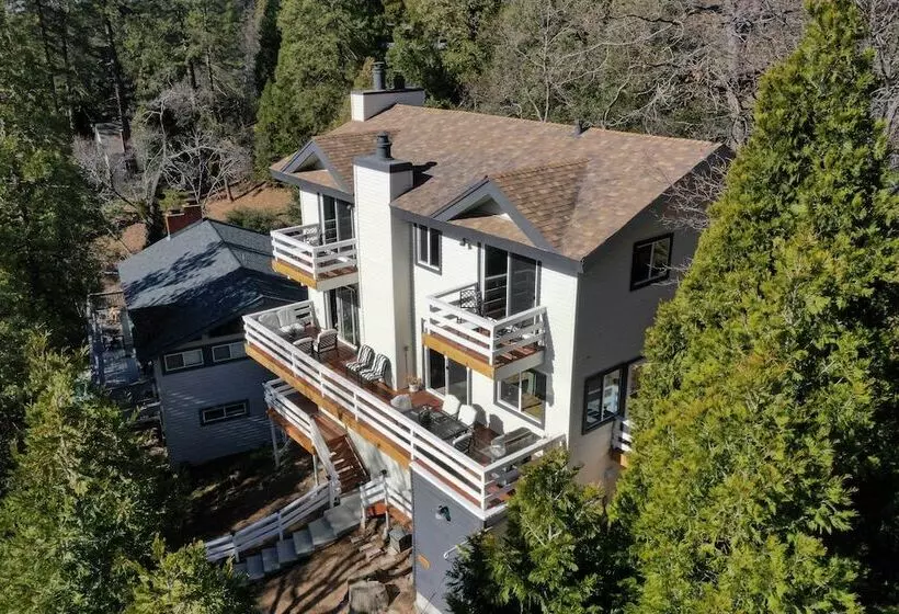 Picturesque Cabin: 2 Balconies, Walk To Lake!