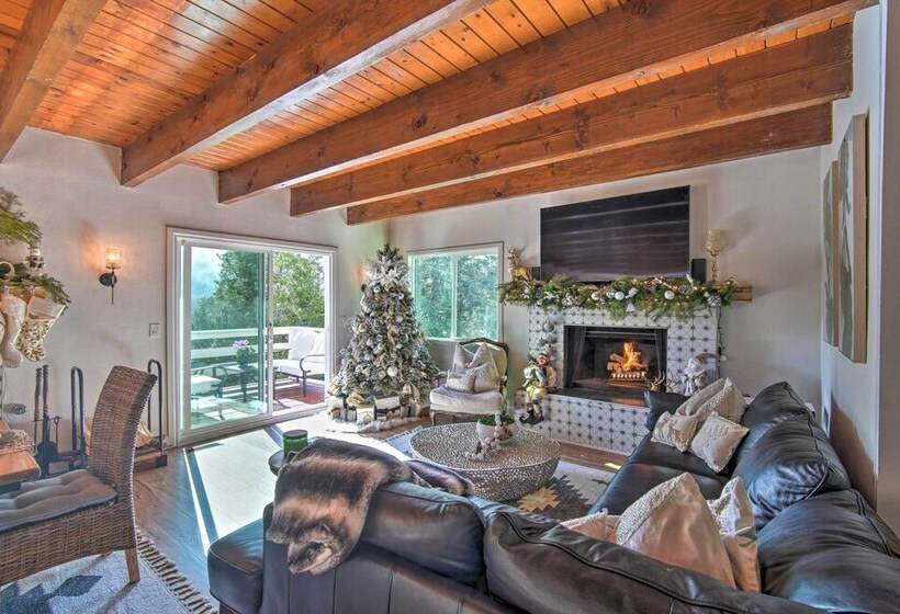 Picturesque Cabin: 2 Balconies, Walk To Lake!