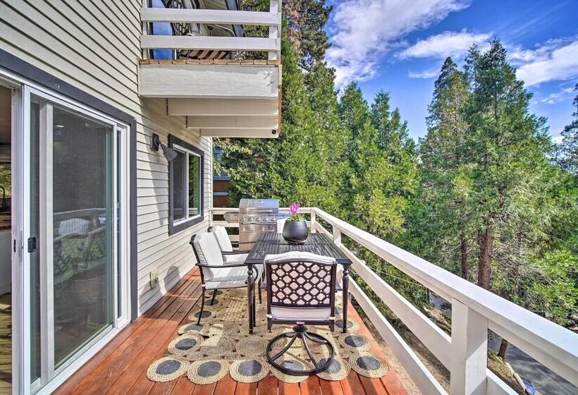 Picturesque Cabin: 2 Balconies, Walk To Lake!