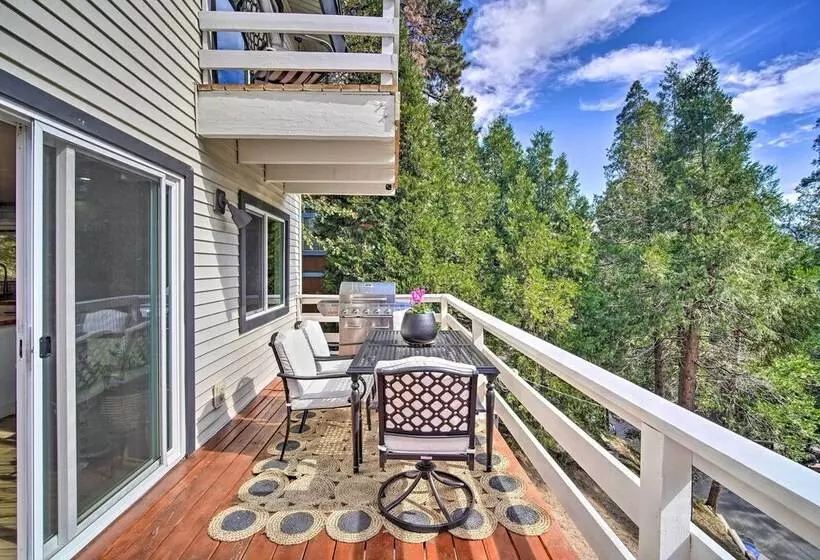 Picturesque Cabin: 2 Balconies, Walk To Lake!