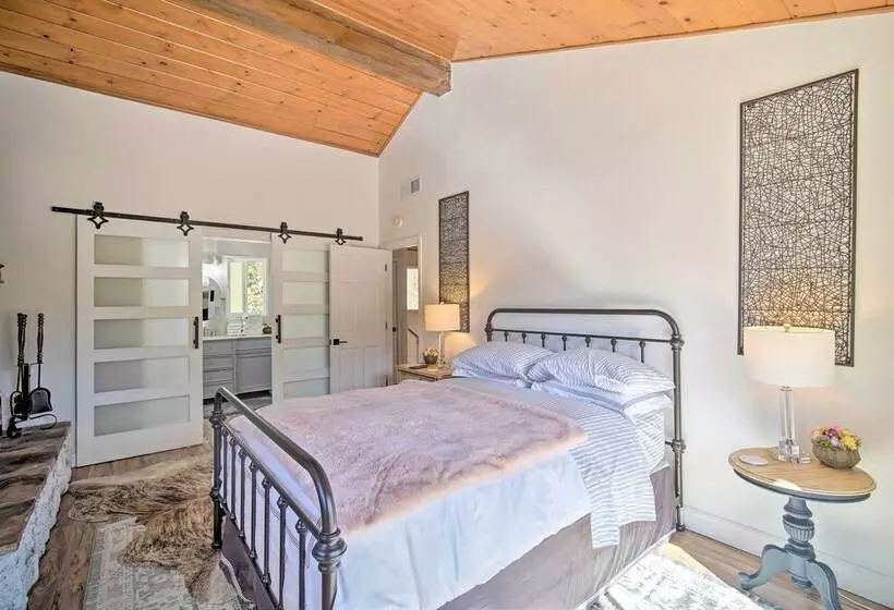 Picturesque Cabin: 2 Balconies, Walk To Lake!