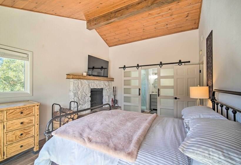 Picturesque Cabin: 2 Balconies, Walk To Lake!