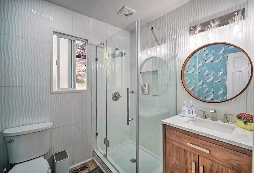 Picturesque Cabin: 2 Balconies, Walk To Lake!