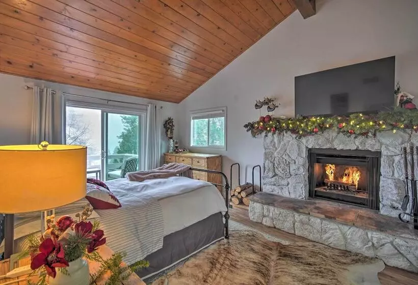 Picturesque Cabin: 2 Balconies, Walk To Lake!