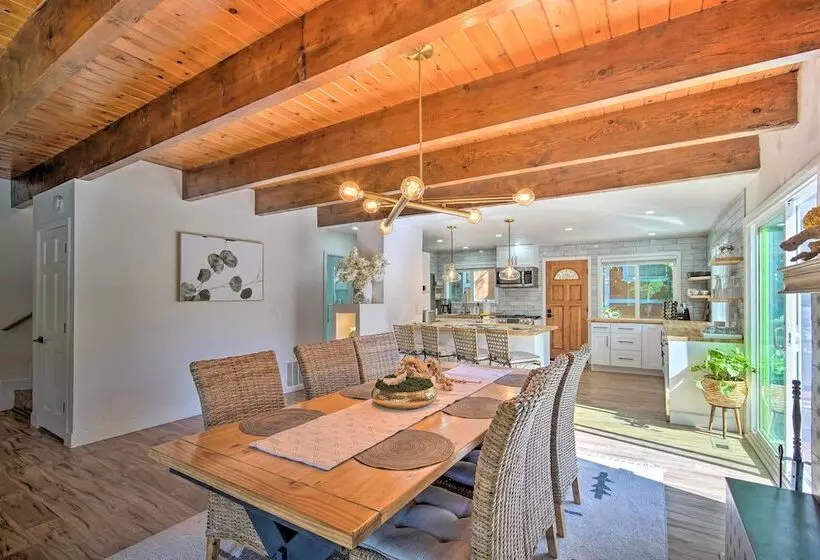 Picturesque Cabin: 2 Balconies, Walk To Lake!