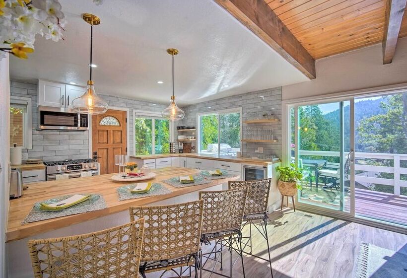 Picturesque Cabin: 2 Balconies, Walk To Lake!