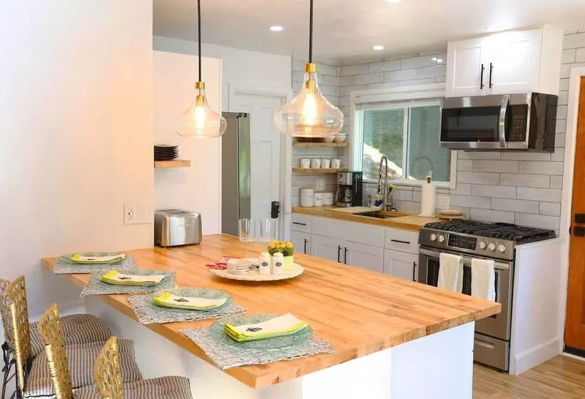 Picturesque Cabin: 2 Balconies, Walk To Lake!