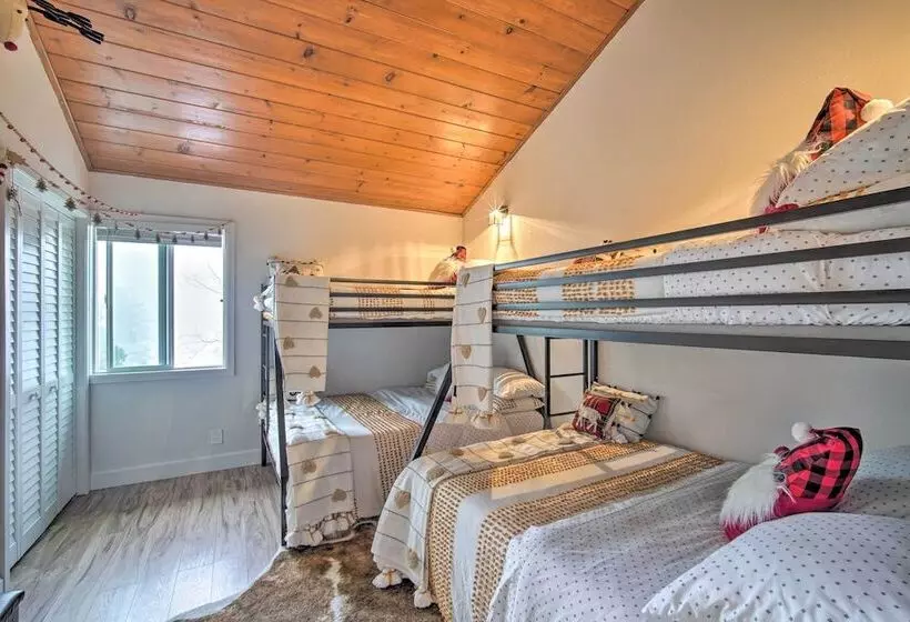 Picturesque Cabin: 2 Balconies, Walk To Lake!