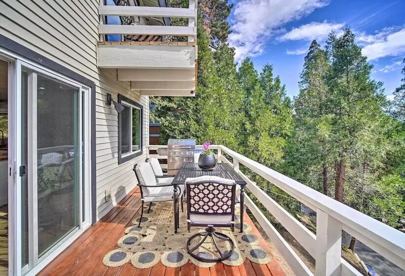 Picturesque Cabin: 2 Balconies, Walk To Lake!