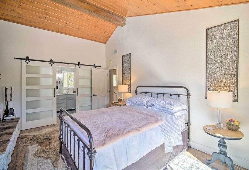 Picturesque Cabin: 2 Balconies, Walk To Lake!