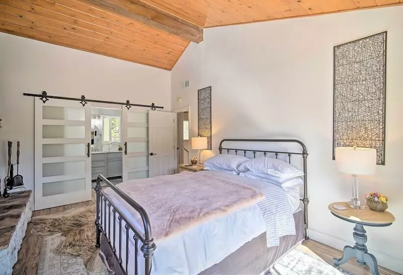 Picturesque Cabin: 2 Balconies, Walk To Lake!