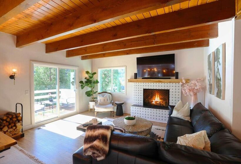 Picturesque Cabin: 2 Balconies, Walk To Lake!