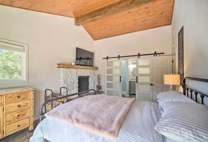 Picturesque Cabin: 2 Balconies, Walk To Lake!