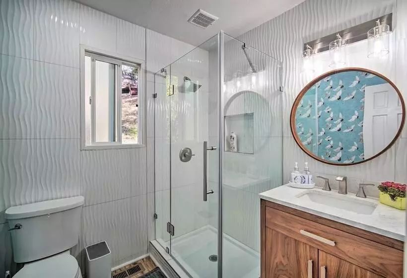 Picturesque Cabin: 2 Balconies, Walk To Lake!