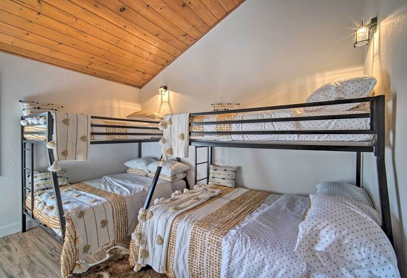 Picturesque Cabin: 2 Balconies, Walk To Lake!